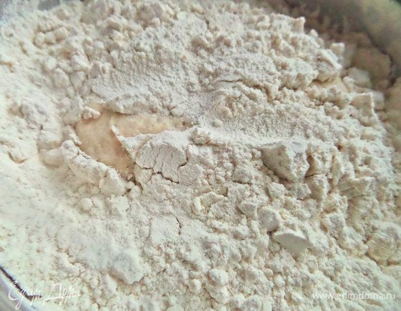 За это время нижнее тесто старается вырваться из-под «пальто».