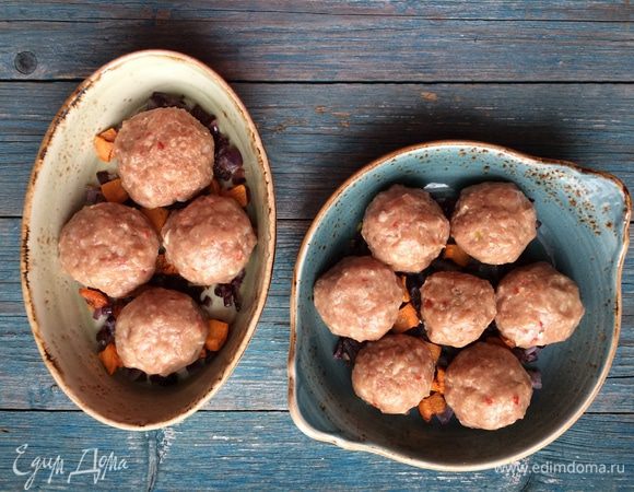 Сформируйте шарики и переложите в емкость для запекания.