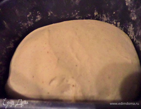 Ждем окончания программы «замес теста». Моя программа длится 1 ч. 30 мин. Моя мука с добавлением отрубей, поэтому присутствуют небольшие вкрапления.