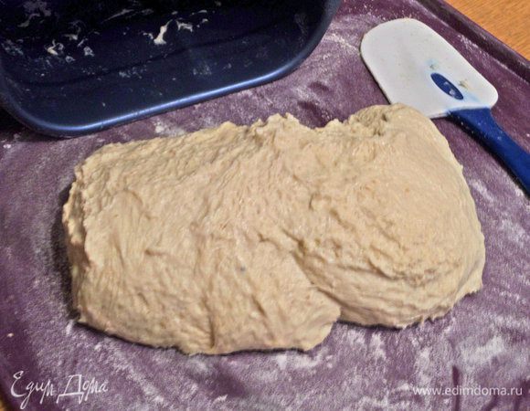 Тесто перенести на поверхность с мукой. Я теперь это делаю на силиконовом коврике.