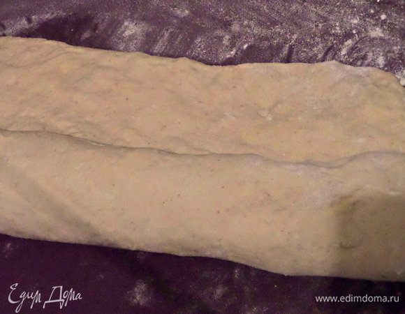 Свернуть типа рулет. Перенести в форму «кирпичик» (если простая металлическая, как у меня, то лучше застелить пергаментом), смазать верх маслом Biolio или молоком, или сливками. 