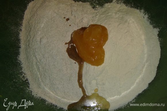 Добавить льняное масло Biolio, мед, перемолотый лен, воду и замесить тесто.