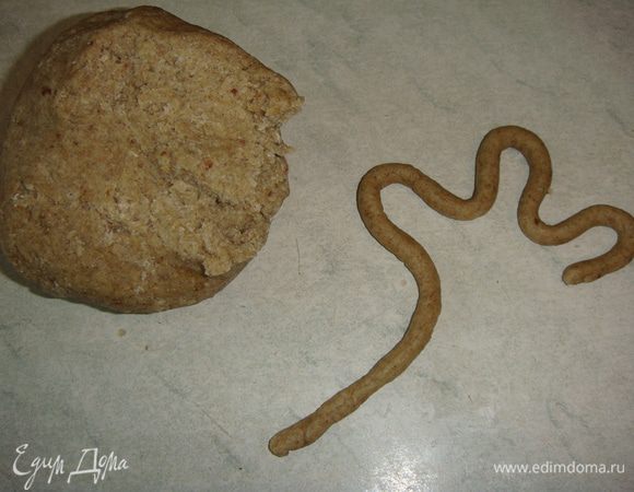 Противень застелить бумагой для выпечки и смазать подсолнечным маслом. Отщипываем кусочек теста и скатываем жгутики.