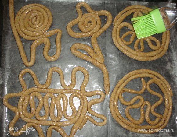 Формируем кружевные тетерки и убираем противень в холодильник на 1 час. После смазываем печенье подсолнечным маслом. Выпекать при температуре 180°С 15 минут.
