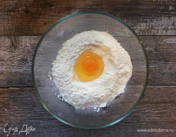 Аккуратно влейте в него яйцо и 1 ст. л. воды, щепотку соли.