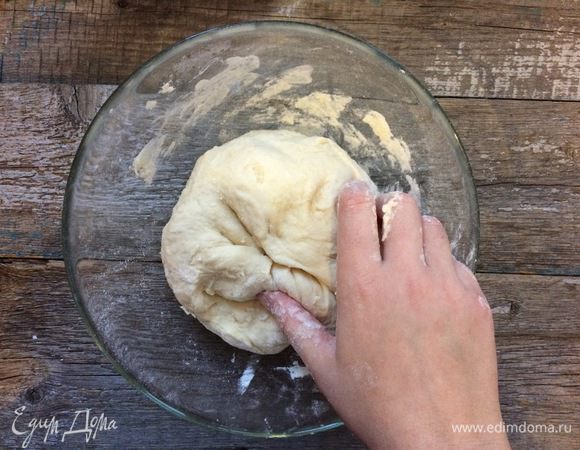 Затем добавляйте оставшуюся воду небольшими порциями, замесите тесто.