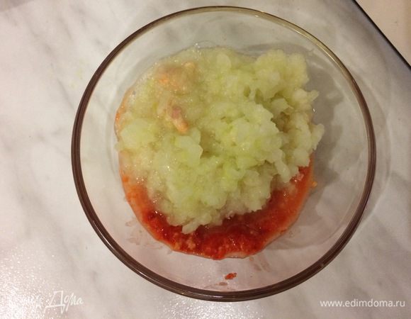 В фарш добавьте прокрученный перец и лук (я пропускаю через мясорубку мясо, затем лук и перец).