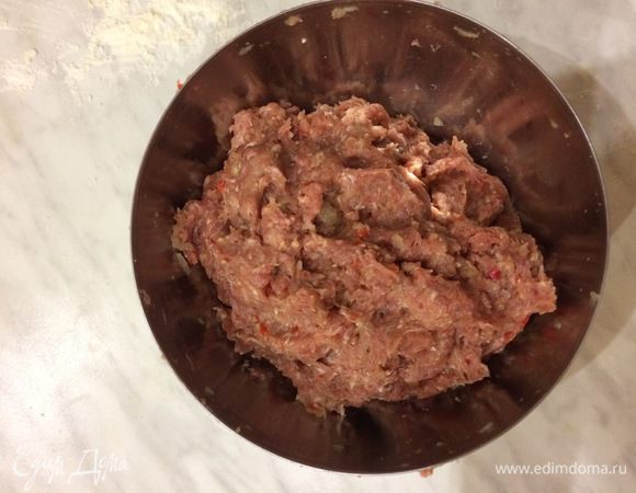 В миске смешайте фарш с перцем и луком, поперчите, посолите и все хорошо перемешайте.