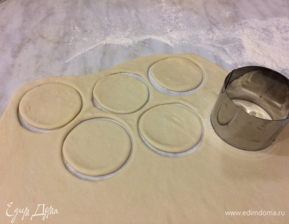 Посыпьте мукой рабочую поверхность, разделите тесто пополам и раскатайте каждую половину в пласт толщиной 2 мм. Вырежьте выемкой 6 см (или рюмкой) столько кружков, сколько поместится.