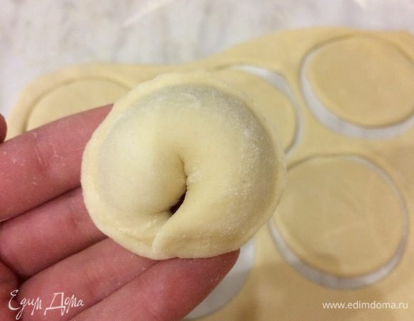 Переложите пельмени на поднос (предварительно присыпьте его мукой) и поставьте в морозилку. Так же приготовьте пельмени из оставшегося теста.