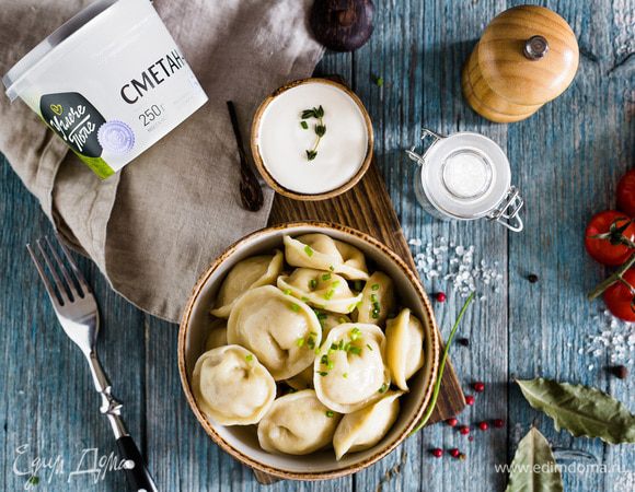 Поставьте кастрюлю с водой на огонь, когда вода закипит добавьте лавровый лист, душистый перец и кусочек сливочного масла, затем переложите пельмени (варите небольшими порциями). Варите помешивая, пока пельмени не всплывут. Аккуратно выньте их шумовкой, переложите в глубокое блюдо, добавьте сметану и шнитт-лук. Приятного аппетита!
