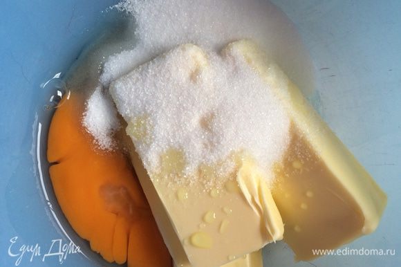 Яйцо, сливочное масло размягченное, сахар и ванильный сахар смешать (у меня ванильное масло).