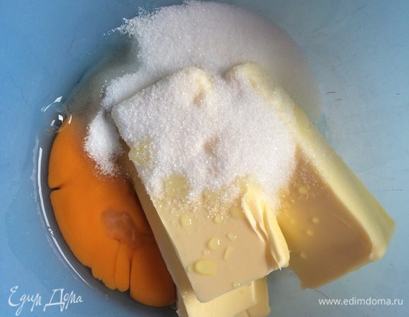 Яйцо, сливочное масло размягченное, сахар и ванильный сахар смешать (у меня ванильное масло).
