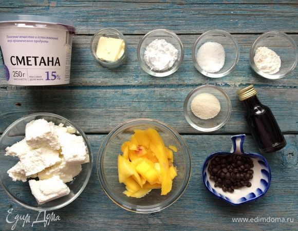 Подготовьте все ингредиенты. Манго очистите, отделите от косточки и нарежьте на кусочки.