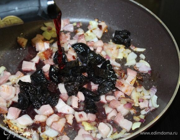Положить порезанный на две половинки чернослив, влить вино, тушить 5 минут.