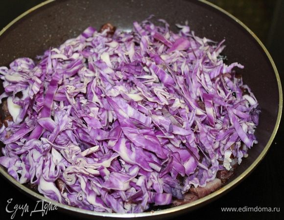 Капусту нарезать соломкой, добавить в сковороду, посолить, поперчить, тушить 15 минут. Посыпать сахаром, влить лимонный сок и держать на огне еще 5 минут.