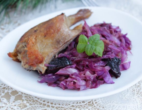 Выложить утиные ножки, прогреть все вместе в течение 5 минут.