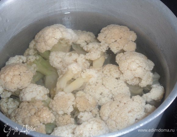 Цветную капусту разбираем на соцветия и отвариваем 5 минут в подсоленной кипящей воде. Откидываем на дуршлаг и обдаем холодной водой.