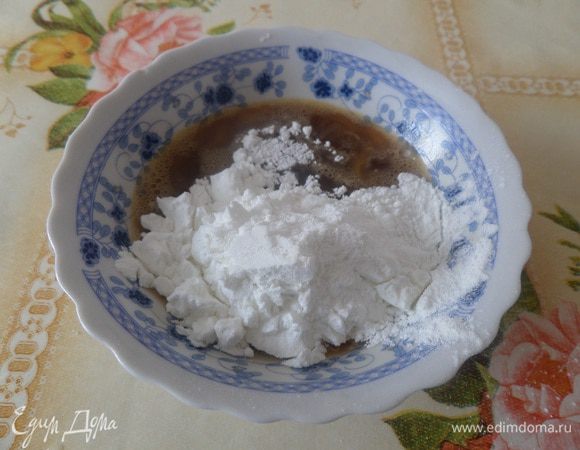 В чашку разбиваем яйцо, добавляем 1 ст. л. соевого соуса и 1 ст. л. крахмала.  Взбиваем. Тесто для блинчиков готово.
