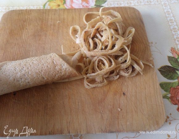 Печем яичные блинчики. Остужаем. Нарезаем «лапшой».