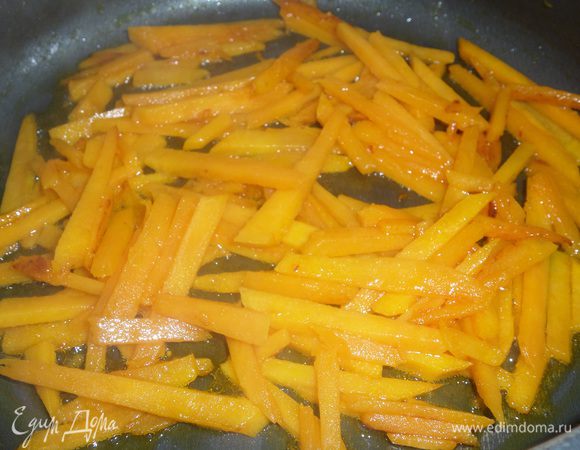 Тыкву нарезаем соломкой. Обжариваем 3 — 4 минуты на горчичном масле, добавив 1 ч. л. сахара. Остужаем.