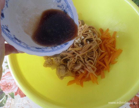 В чашку выжимаем лимонный сок, добавляем сахар, соевый соус и соус табаско (2 — 3 капли по желанию). Добавляем заправку к овощам и блинчикам.