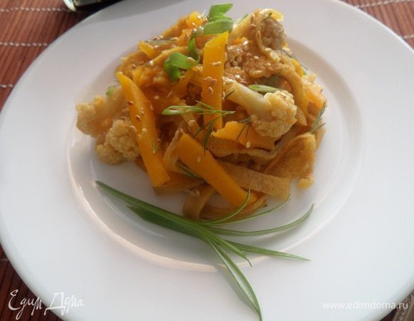 Подаем салат, посыпав кунжутом и зеленью. Приятного аппетита!