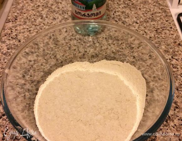 Муку просеять, добавить соль и перемешать.