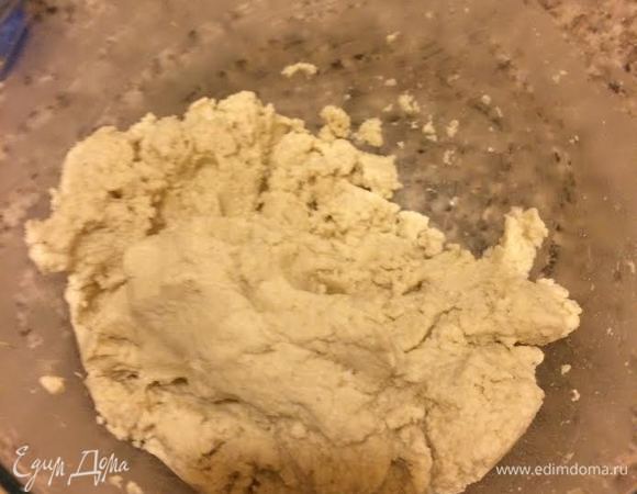 Замесить мокроватое тесто, которое хорошо держит форму.