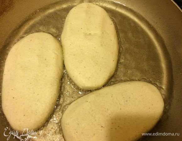 Влажными руками сформировать лепешки и жарить в хорошо разогретом масле с обеих сторон до золотистого цвета.