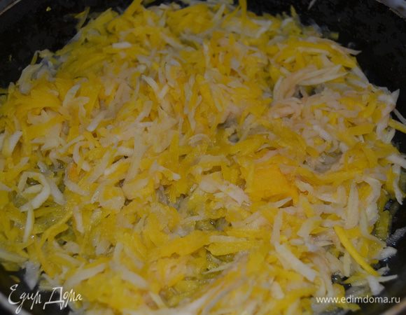 Тыкву и яблоко перемешиваем, добавляем сахар и немного воды (2 — 3 ст. л.), тушим на сковороде до мягкости и впитывания жидкости. Даем остыть.