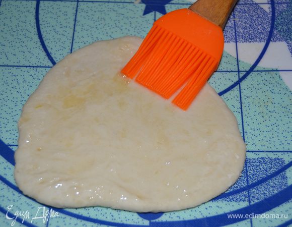 Смазываем каждую обильно растительным маслом, даем немного пропитаться и растягиваем на руках от центра к краям. Можно также раскатывать скалкой — это кому как удобнее, мне растягивать на руках показалось более сподручно. 