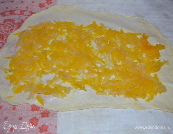 Выкладываем на растянутый пласт начинку (она должна остыть!).