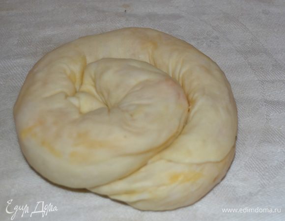 Каждый рулет сворачиваем улиткой, прячем свободные кончики внутрь улитки и под наружный край.