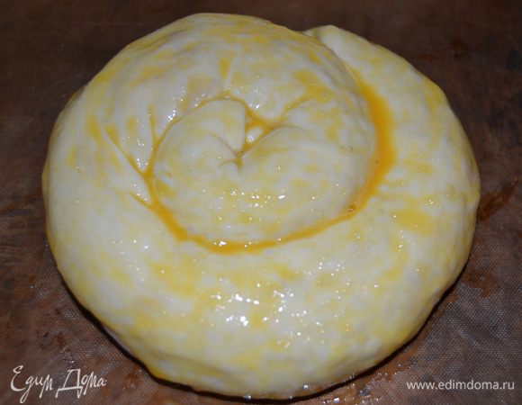 Смазываем наши улитки взбитым яйцом. 