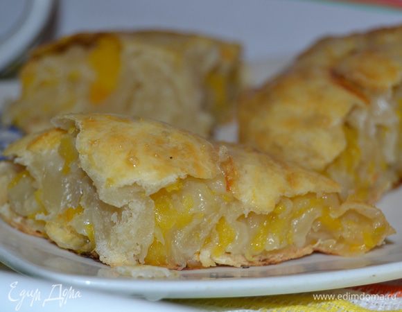 В готовом изделии начинка получается сочной и вкусной, а тесто почти не заметно. 