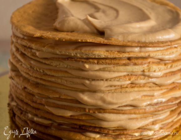 Формируем торт. Каждый корж обильно смазываем кремом, прям вот обильно!!! Крема много — хватит обязательно. Удобнее всего это делать спатулой. В конце смазываем и бока торта. На фото хорошо видно структуру коржей и шелковистость крема.
