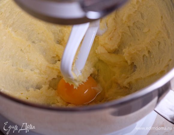 Добавляем яйцо и снова хорошо взбиваем.