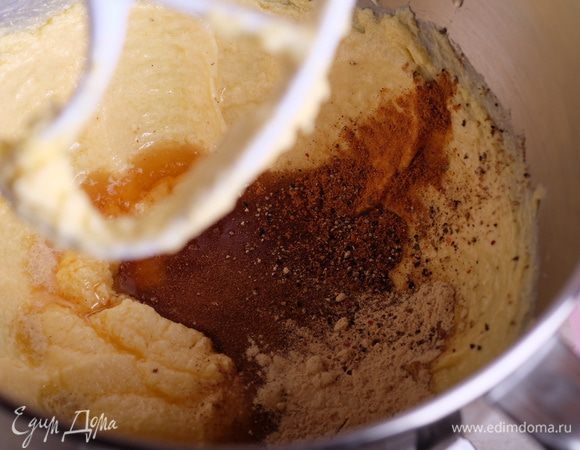 Вливаем мед, добавляем все специи и соду. Перемешиваем до однородности.