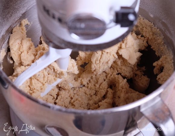 Всыпаем просеянную муку порциями. Замешиваем тесто. Я тесто делала в миксере, но также можно это тесто замесить руками. Тесто очень приятное, не липнет к рукам.