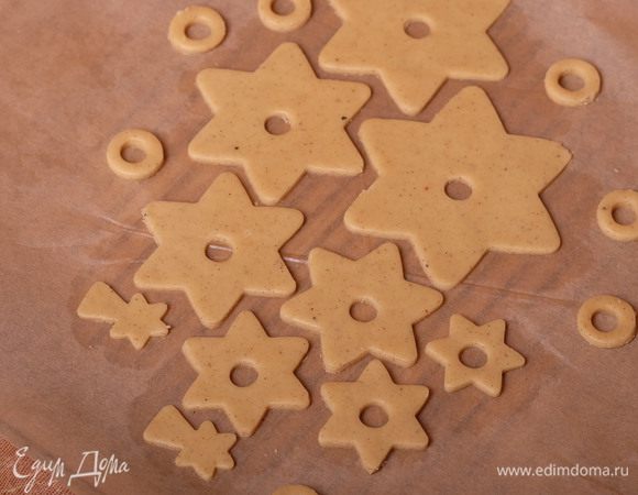 Перекладываем их на бумагу для выпечки.