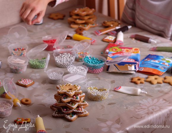 Далее начинается настоящее творчество! Вооружаемся глазурью, посыпками, карандашами и украшаем элементы елки, как захочется. На фото мне дочка помогает :)