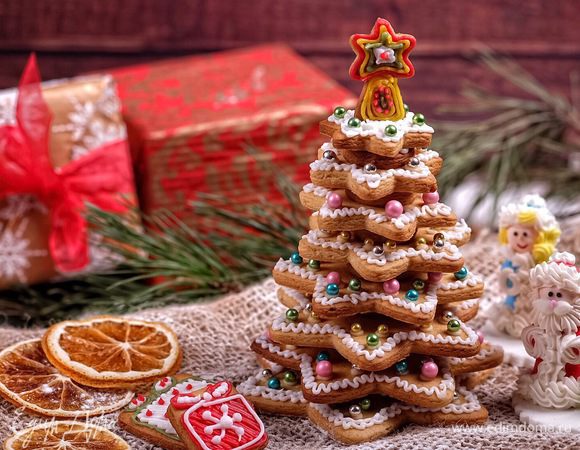 Собираем елочку, склеивая между собой все элементы. Вот такая красавица получается.