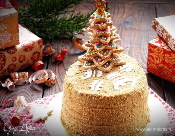 Когда торт как следует пропитался, перед подачей, посыпаем его сахарной пудрой (я использовала специальный трафарет с рождественским мотивом) и устанавливаем рождественскую елку. Готово!