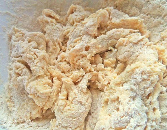 Замесить вначале ложкой.