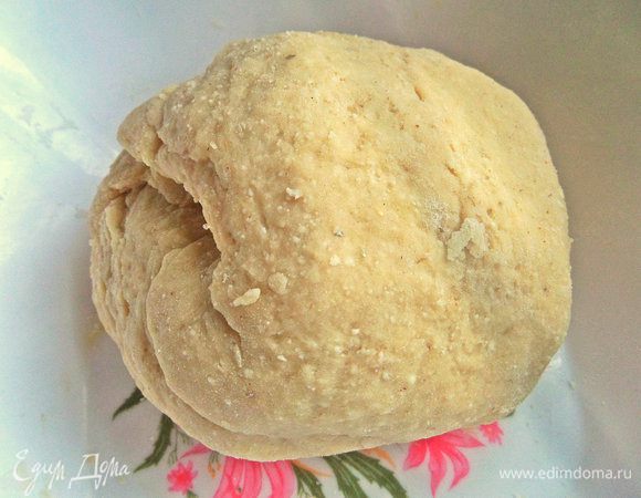 Затем руками в мягкий колобок. Тесто очень податливое, работать с ним одно удовольствие! Дать постоять, пока готовим начинку.