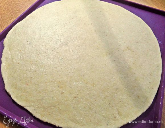 Раскатать затем в круг не очень тонко.