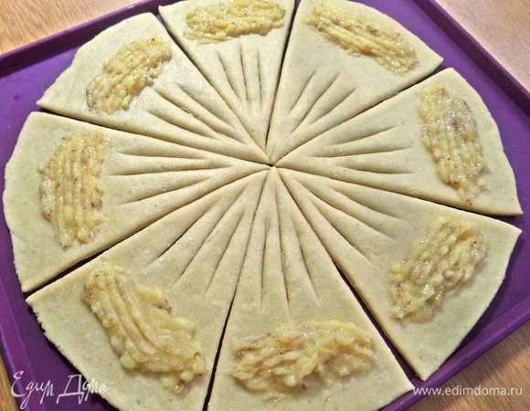 Размять банан вилкой и распределить его по 1 ч. л. на треугольник.