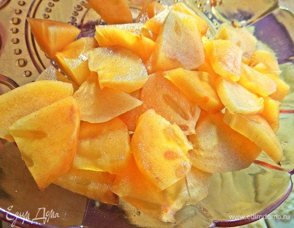 Хурму очистить, нарезать.