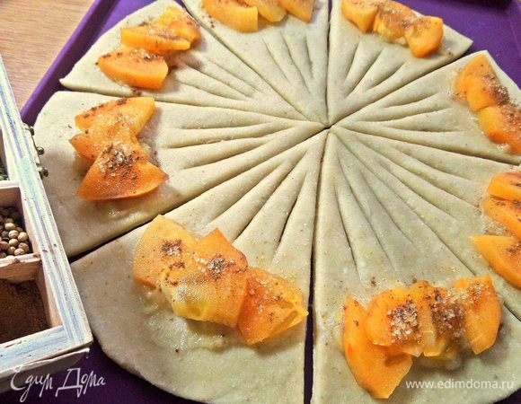 Начинку посыпать корицей и сахаром.